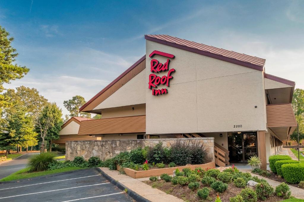 Red Roof Inn Atlanta - Smyrna/Ballpark في أتلانتا: وجود علامة نزل على جانب المبنى