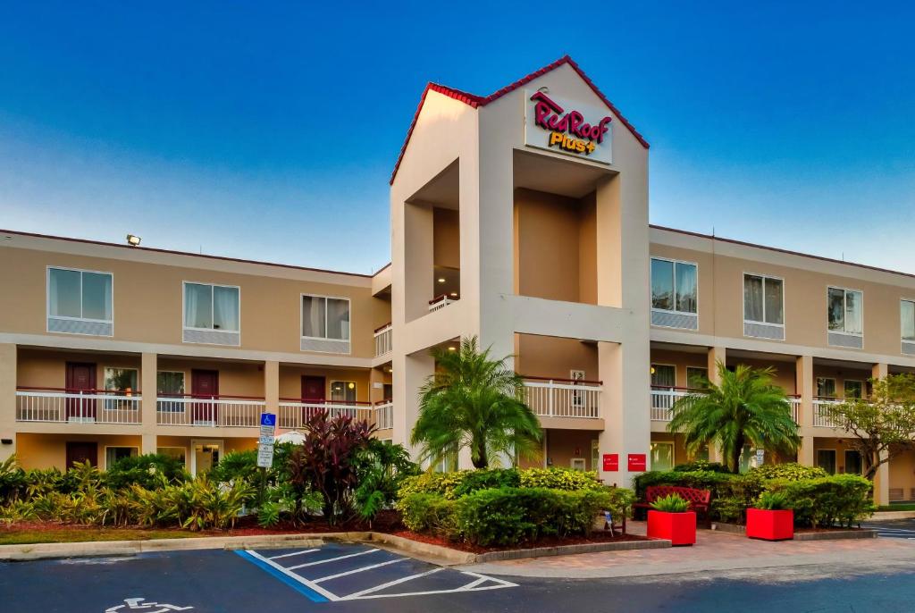 an exterior view of a hotel with a fast food restaurant at Red Roof Inn PLUS Orlando-Convention Center- Int'l Dr in Orlando