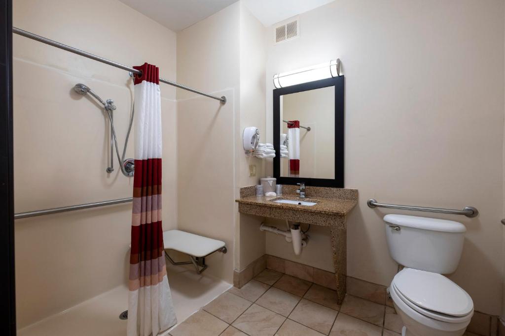 Red Roof Inn & Suites Dover Downtown - 