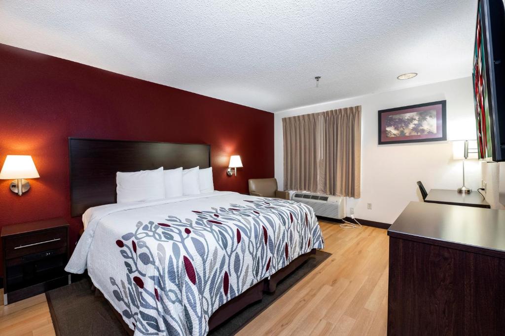 Red Roof Inn & Suites Dover Downtown - 