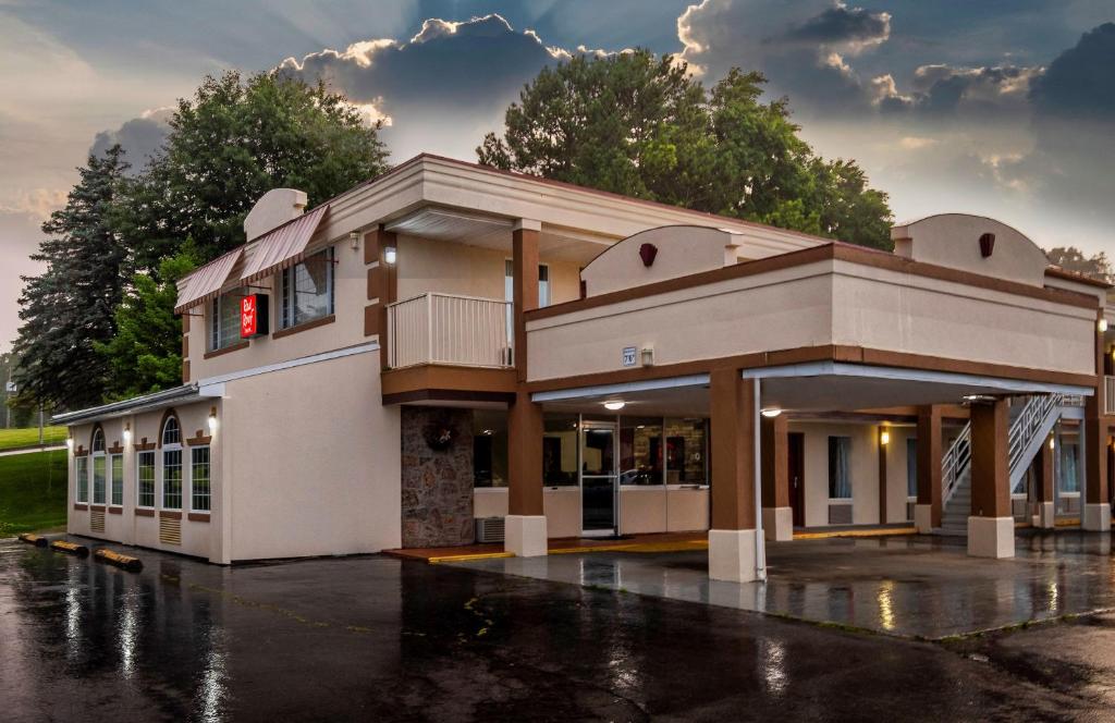 um edifício com um semáforo vermelho num parque de estacionamento em Red Roof Inn Abingdon em Abingdon