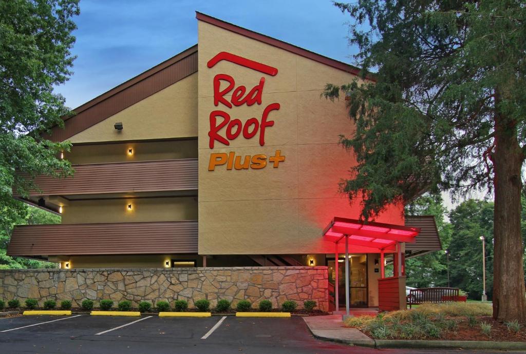 un techo rojo más una señal en el lateral de un edificio en Red Roof Inn PLUS+ Atlanta - Buckhead, en Atlanta