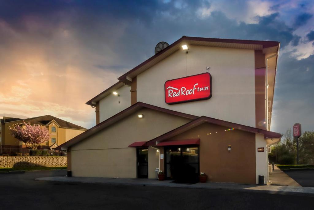 un edificio de comida rápida con un cartel de cocacola. en Red Roof Inn Culpeper, en Culpeper