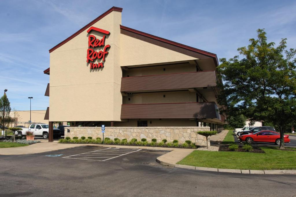 un restaurante con un cartel en el lateral de un edificio en Red Roof Inn Akron, en Akron