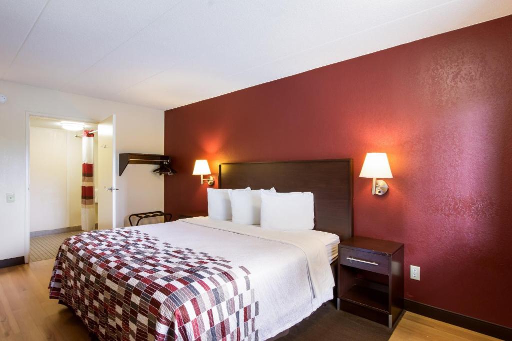 Red Roof Inn Grand Rapids Airport - Deluxe Queen Room Disability Access Non-Smoking