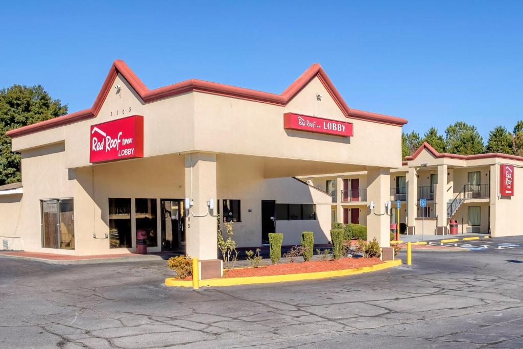 una tienda frente a un hotel en un estacionamiento en Red Roof Inn Atlanta - Suwanee/Mall of Georgia en Suwanee