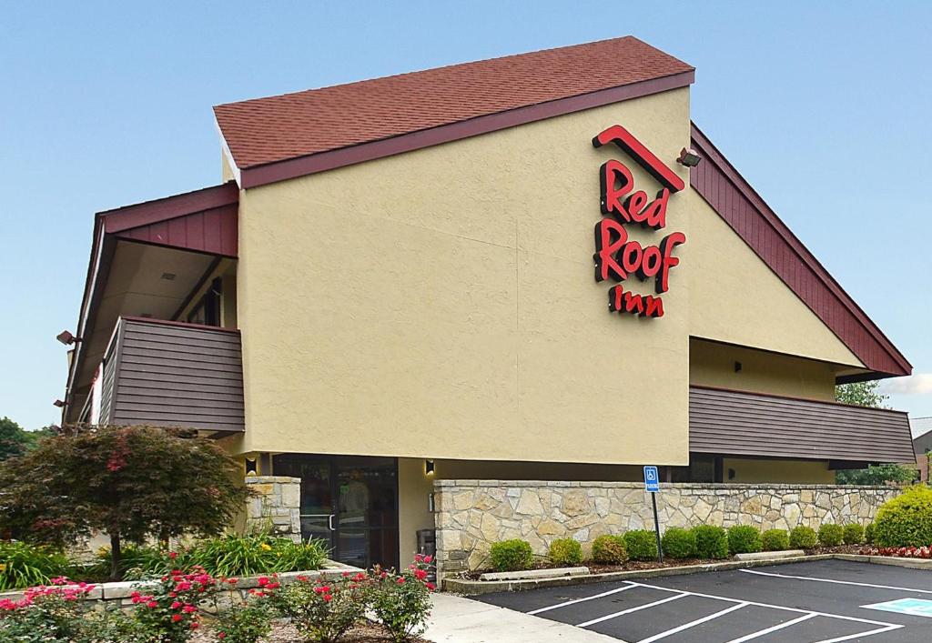 威洛比的住宿－Red Roof Inn Cleveland - Mentor/ Willoughby，大楼一侧的红色岩石旅馆标志