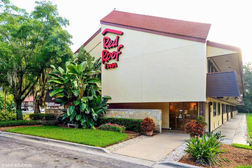 a roll top inn sign on the side of a building at Red Roof Inn Tampa Fairgrounds - Casino in Tampa