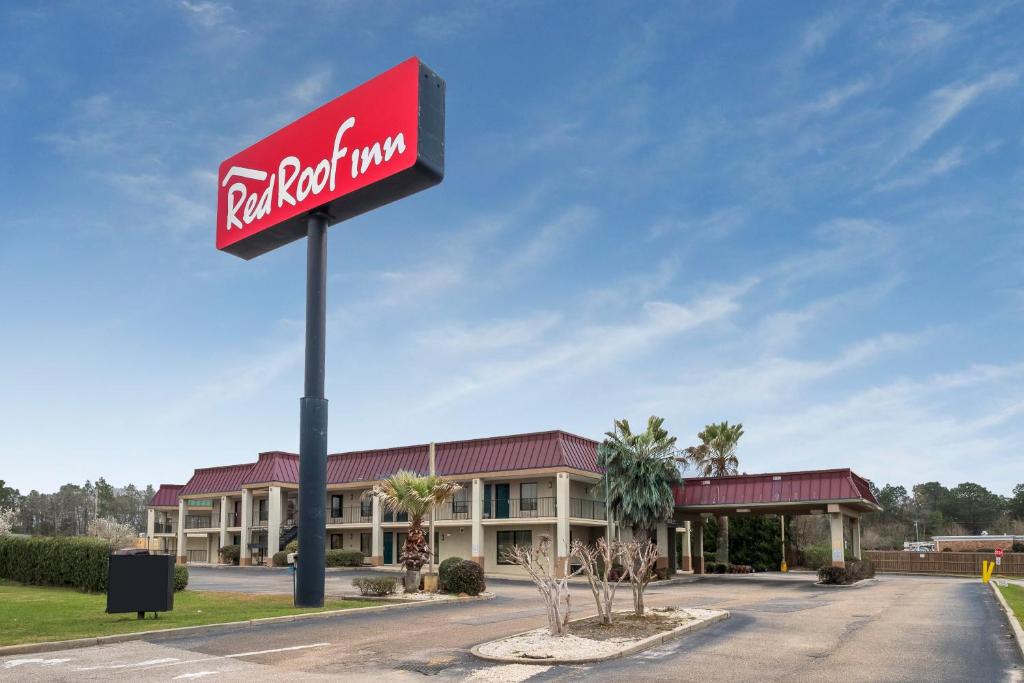 ein Schild für ein Fast-Food-Restaurant vor einem Gebäude in der Unterkunft Red Roof Inn Mobile North – Saraland in Saraland