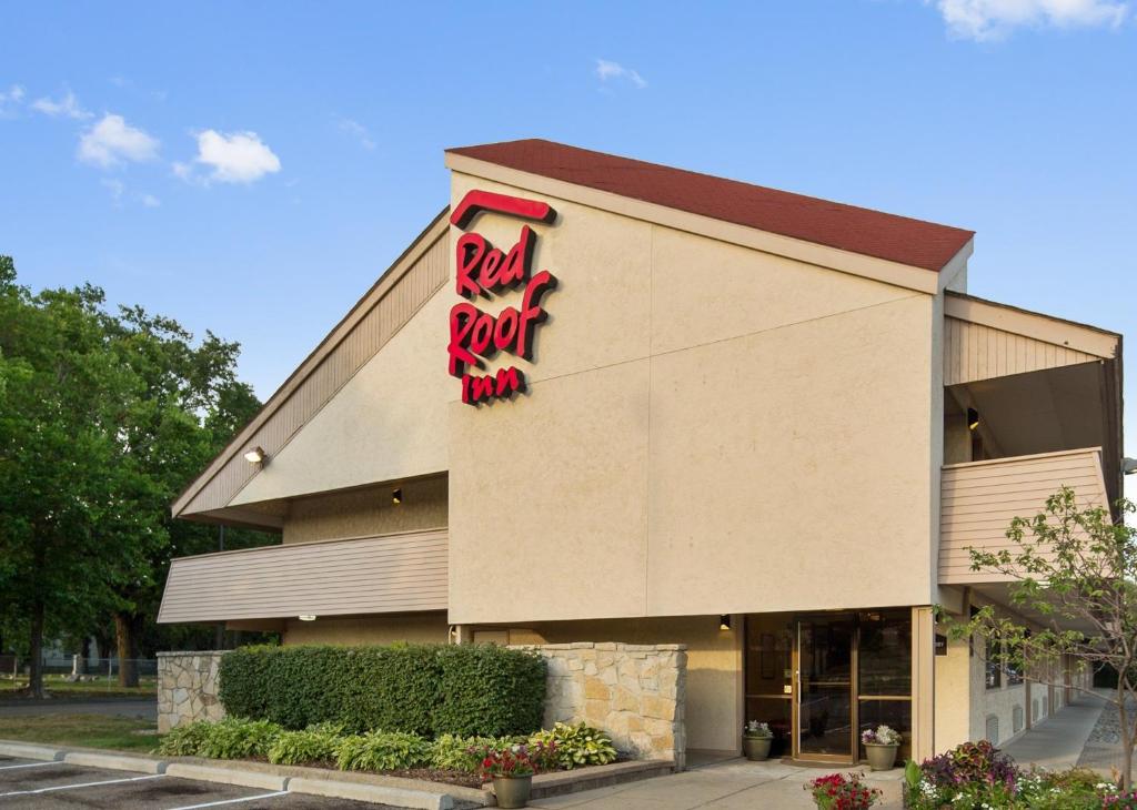 een gebouw met een rood antwoordteken erop bij Red Roof Inn Detroit - Roseville St Clair Shores in Roseville