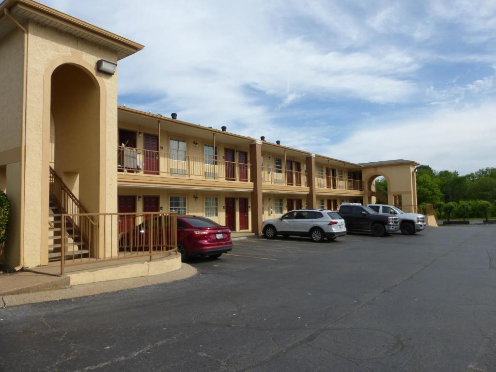 un bâtiment avec des voitures garées dans un parking dans l'établissement Red Roof Inn Columbia, TN, à Columbia