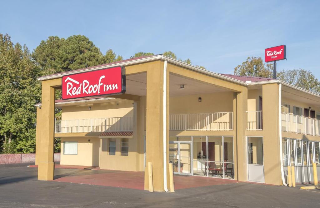 un panneau de toit rouge sur l'avant d'un bâtiment dans l'établissement Red Roof Inn Acworth - Emerson - LakePoint South, à Acworth