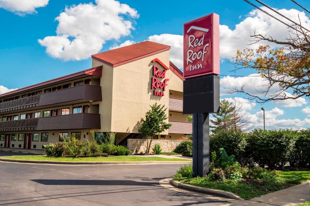 un restaurante con un cartel de motel de roca roja delante de él en Red Roof Inn Cincinnati - Sharonville, en Sharonville