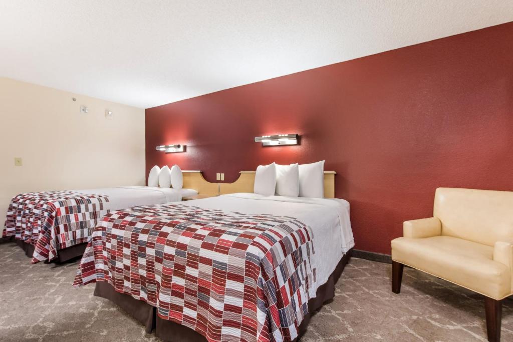 Postel nebo postele na pokoji v ubytování Red Roof Inn Seattle Airport - SEATAC