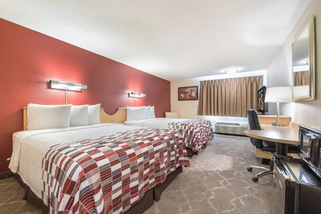 Postel nebo postele na pokoji v ubytování Red Roof Inn Seattle Airport - SEATAC