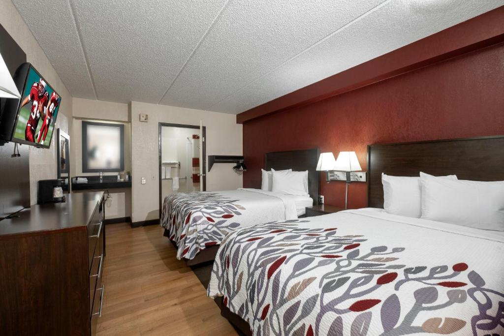 Postel nebo postele na pokoji v ubytování Red Roof Inn Champaign - University