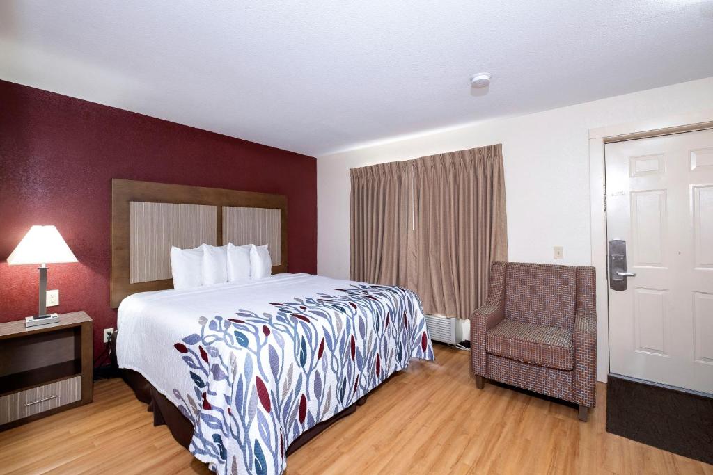 Postel nebo postele na pokoji v ubytování Red Roof Inn Neptune - Jersey Shore