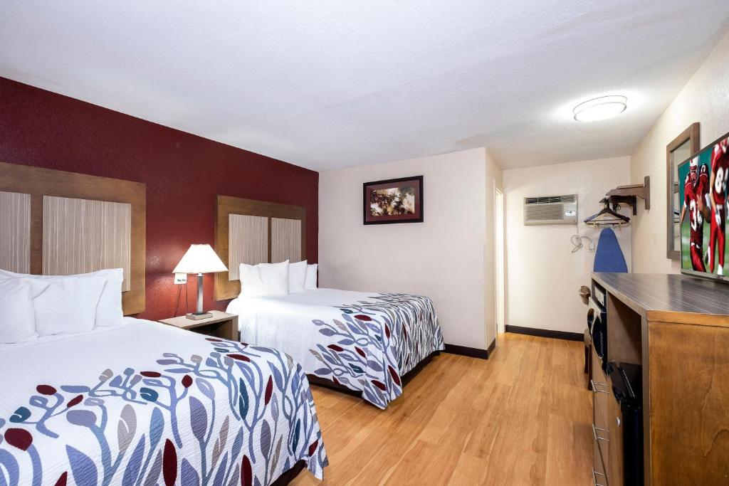 Postel nebo postele na pokoji v ubytování Red Roof Inn Neptune - Jersey Shore