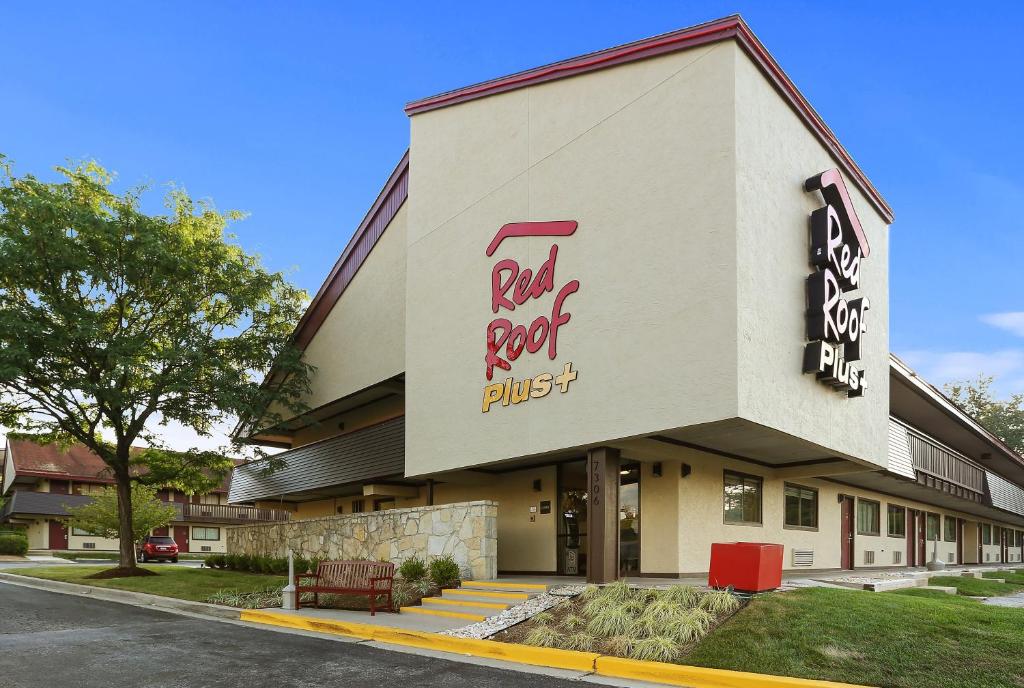 un edificio con una comida de roca roja y un cartel en él en Red Roof Inn PLUS+ Baltimore - Washington DC/BWI South, en Hanover
