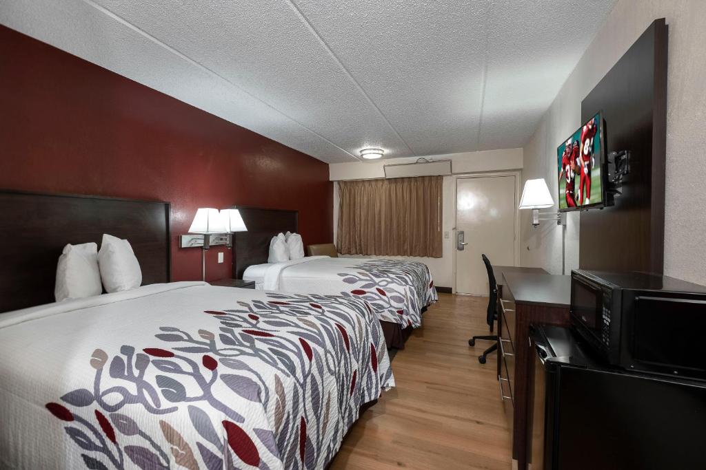 Postel nebo postele na pokoji v ubytování Red Roof Inn Champaign - University