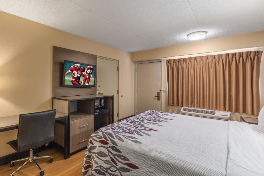 Red Roof Inn Kalamazoo West - Western Michigan U - Superior King Room Disability Access Smoke Free