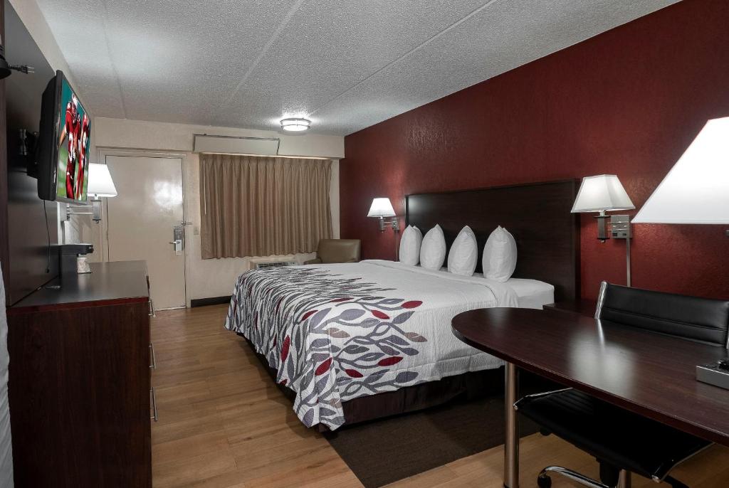 Postel nebo postele na pokoji v ubytování Red Roof Inn Champaign - University