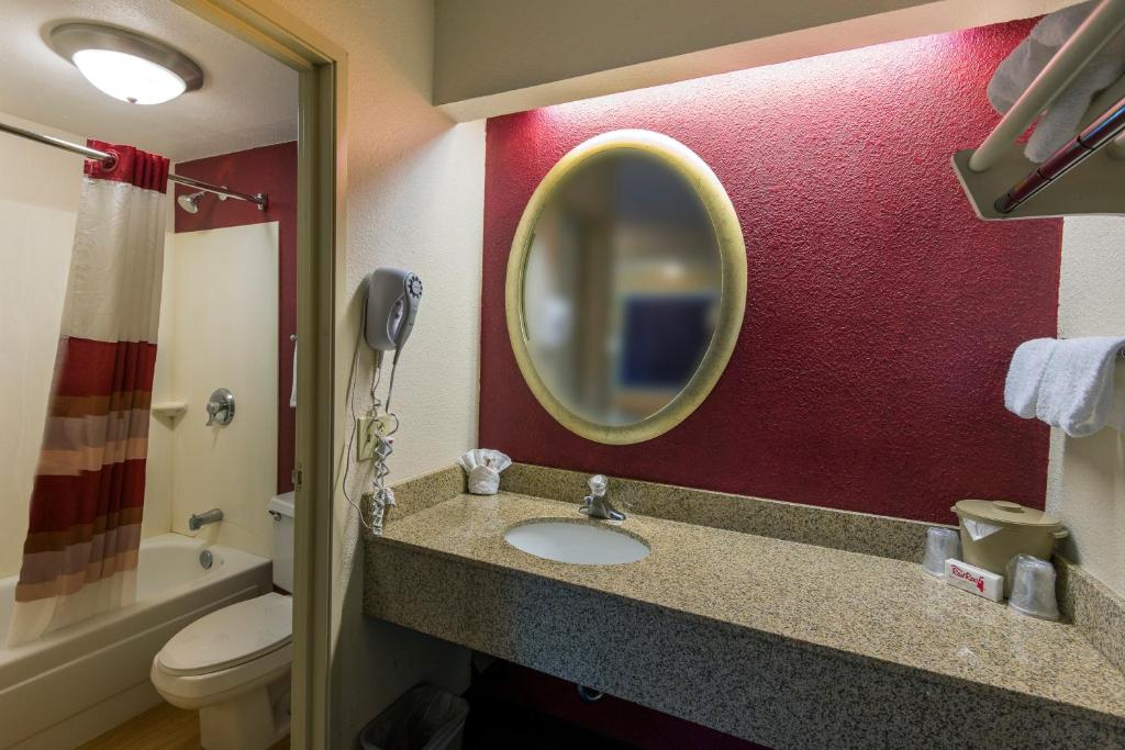 Koupelna v ubytování Red Roof Inn Chicago - Joliet