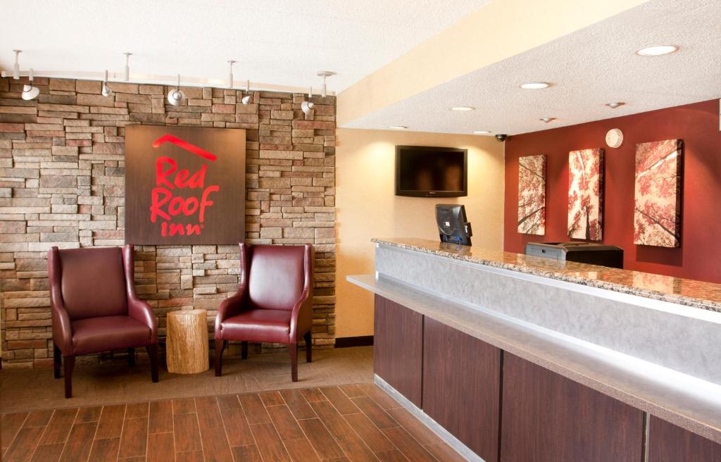 TV a/nebo společenská místnost v ubytování Red Roof Inn Chicago - Joliet