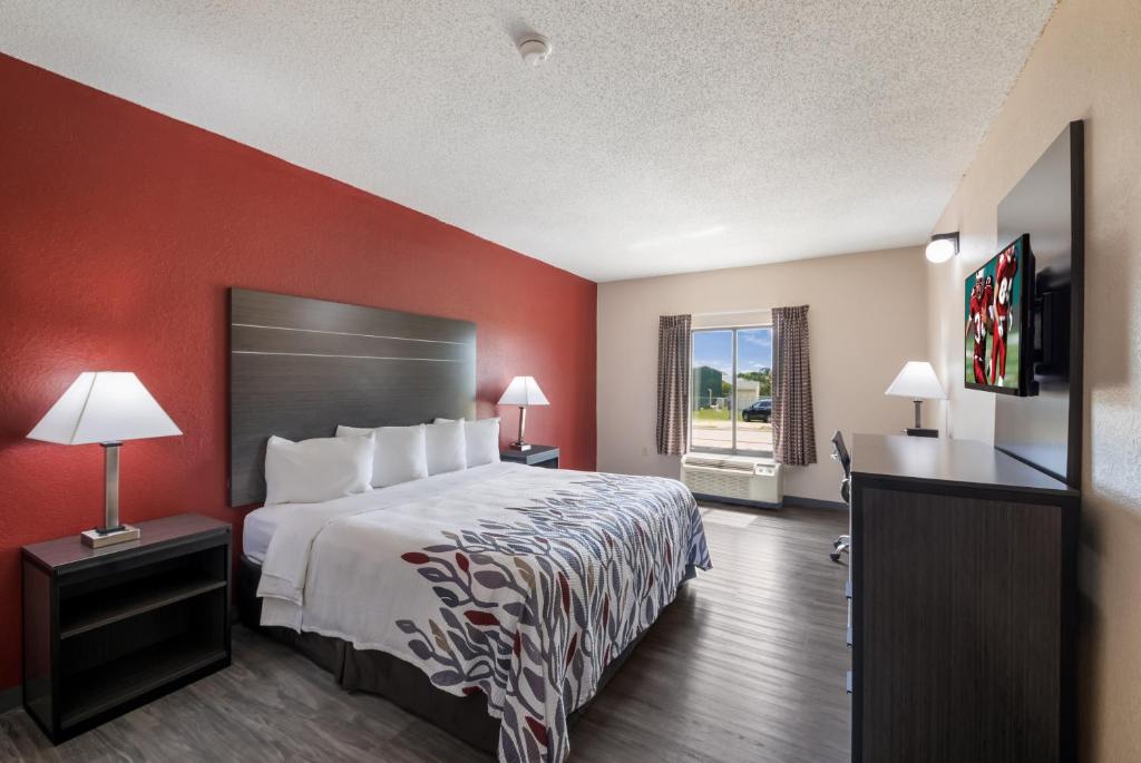 Postel nebo postele na pokoji v ubytování Red Roof Inn & Suites Austin East - Manor