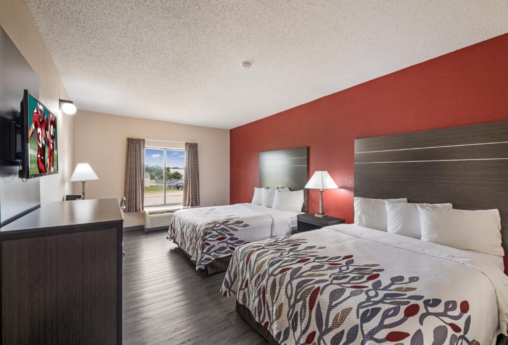 Postel nebo postele na pokoji v ubytování Red Roof Inn & Suites Austin East - Manor
