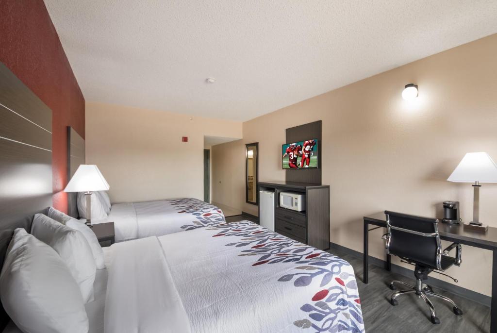 Postel nebo postele na pokoji v ubytování Red Roof Inn & Suites Austin East - Manor