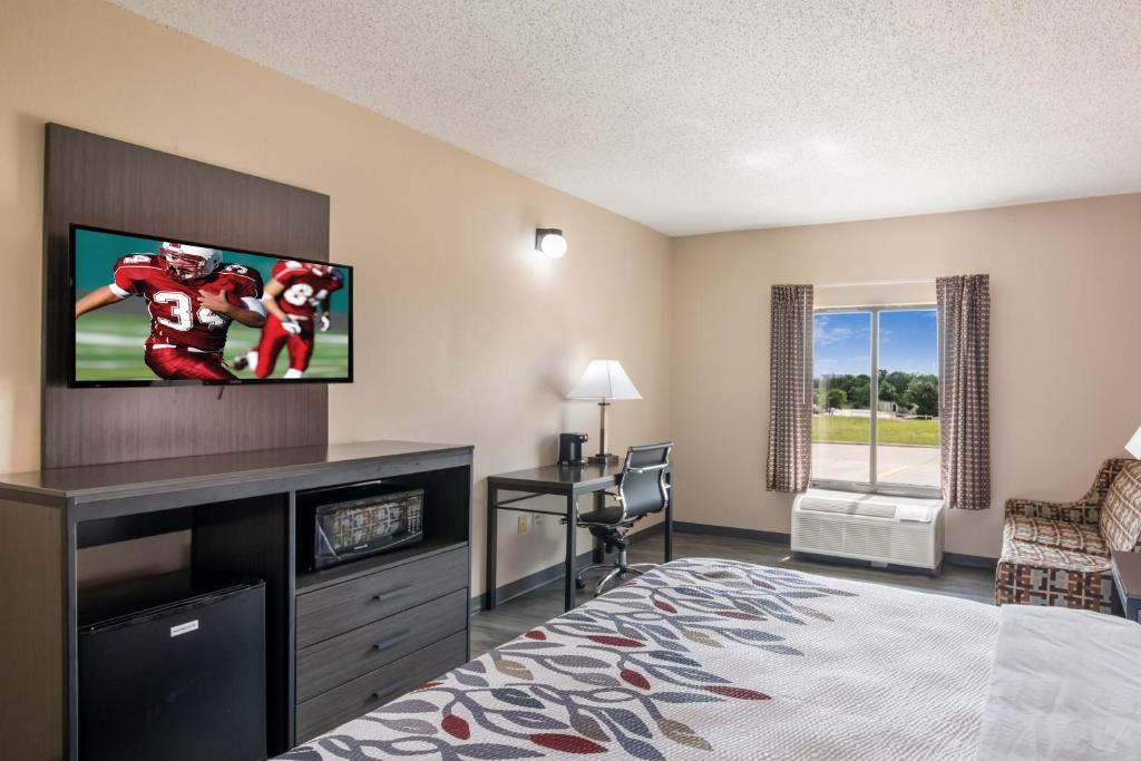 TV a/nebo společenská místnost v ubytování Red Roof Inn & Suites Austin East - Manor