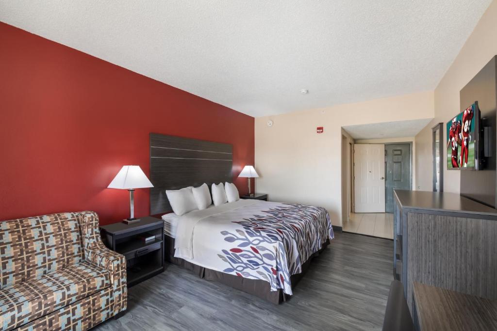 Postel nebo postele na pokoji v ubytování Red Roof Inn & Suites Austin East - Manor