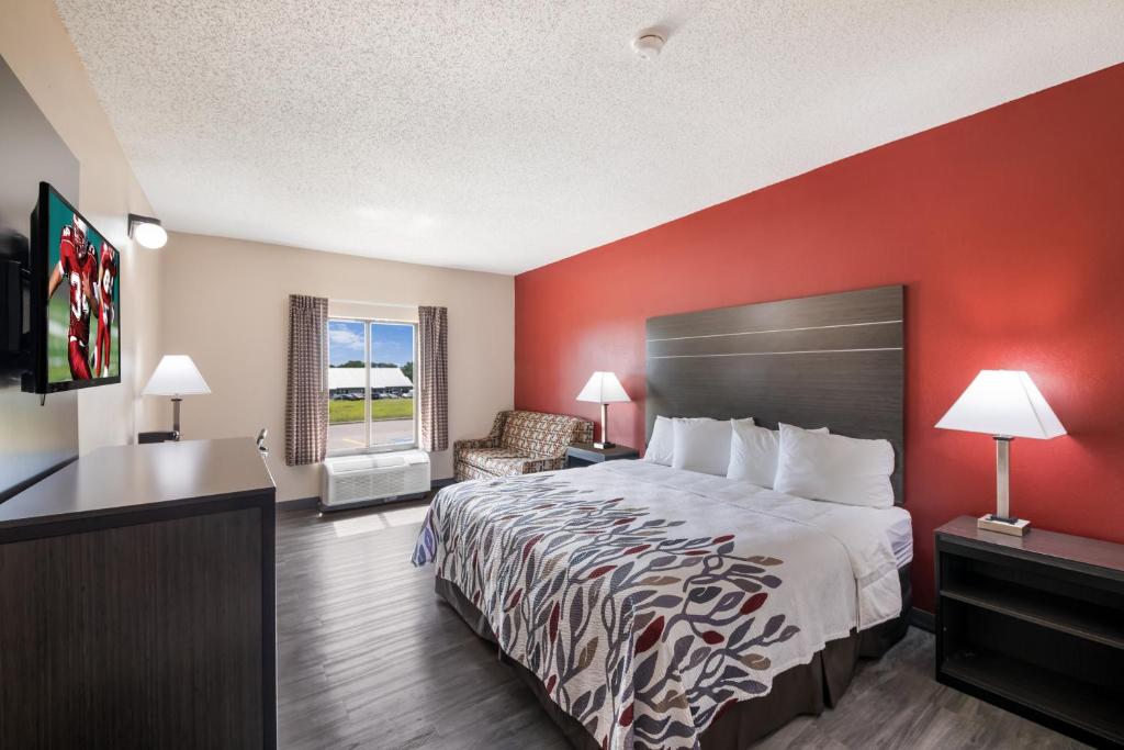 Postel nebo postele na pokoji v ubytování Red Roof Inn & Suites Austin East - Manor