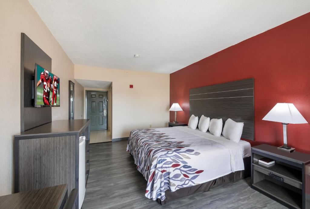 Postel nebo postele na pokoji v ubytování Red Roof Inn & Suites Austin East - Manor