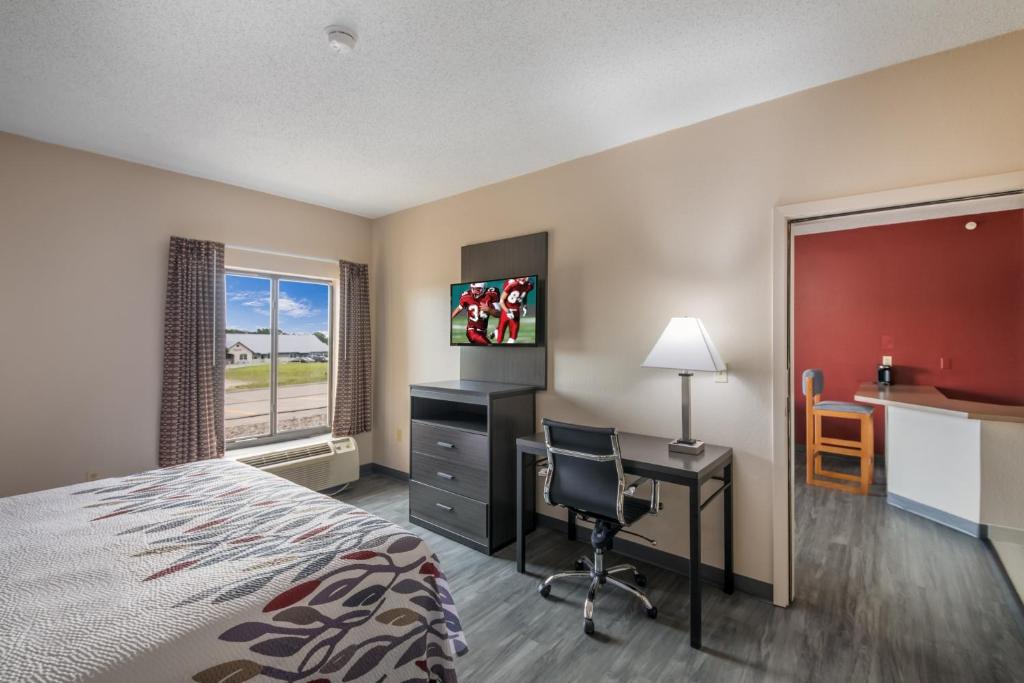 Postel nebo postele na pokoji v ubytování Red Roof Inn & Suites Austin East - Manor