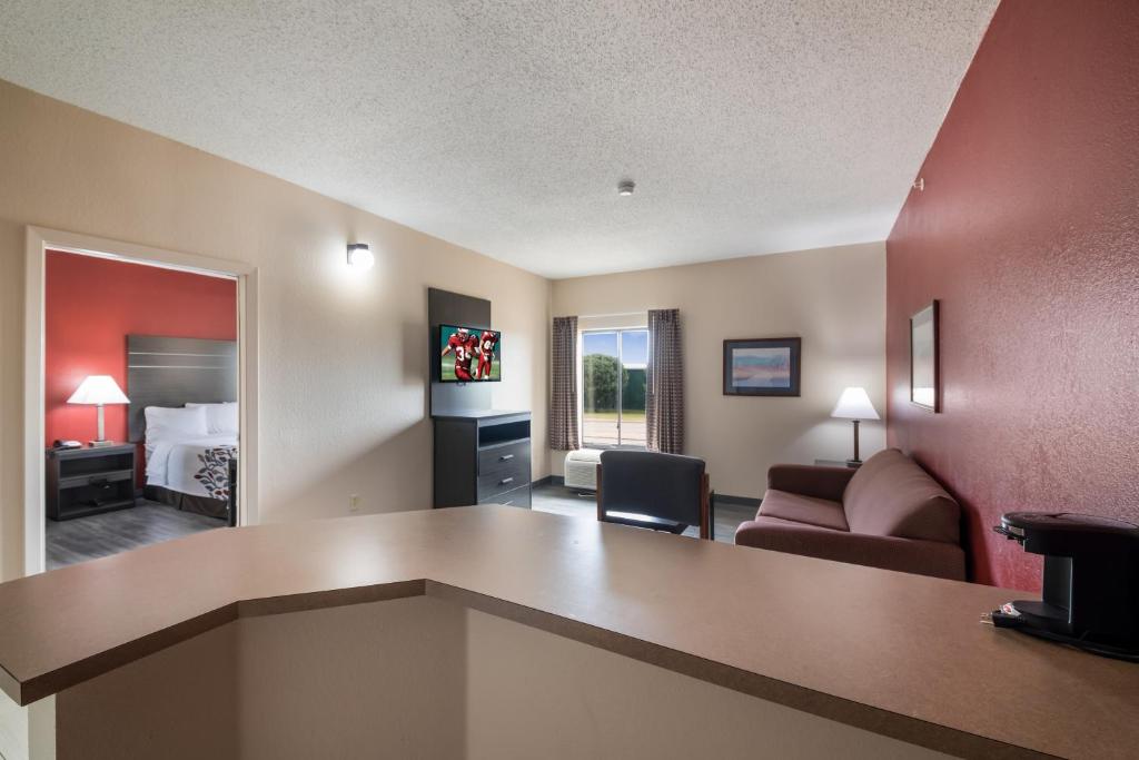 Posezení v ubytování Red Roof Inn & Suites Austin East - Manor