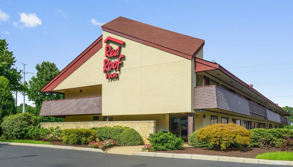 a restaurant with a sign on the side of a building at Red Roof Inn Richmond South in Richmond