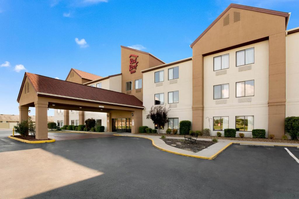 a rendering of a hotel with a parking lot at Red Roof Inn Richmond, KY in Richmond
