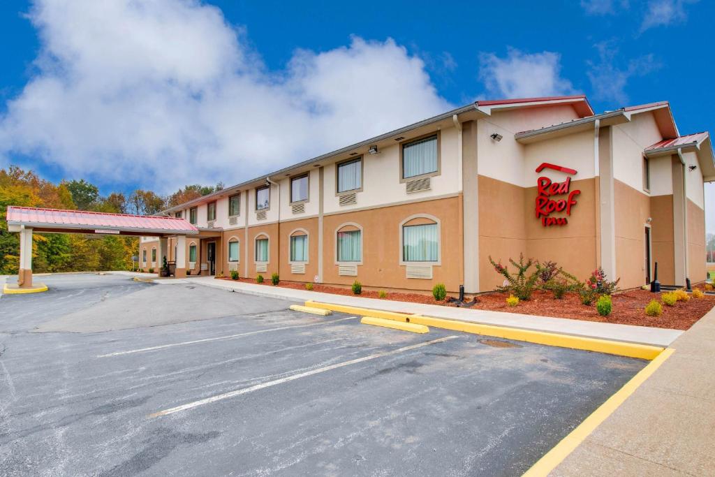 a hotel with a parking lot in front of it at Red Roof Inn Franklin, KY in Franklin