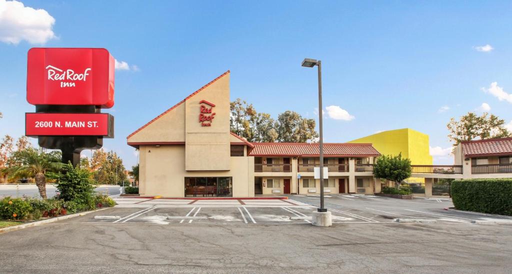 um parque de estacionamento vazio em frente a um restaurante de fast food em Red Roof Inn Santa Ana em Santa Ana