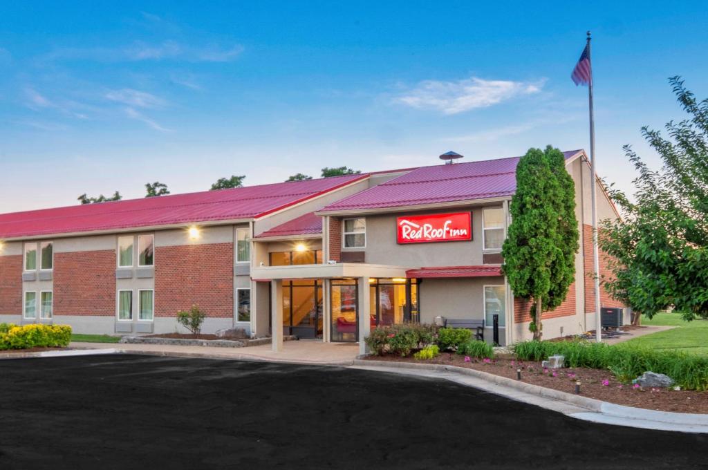 a rendering of a hotel with a parking lot at Red Roof Inn Leesburg in Leesburg