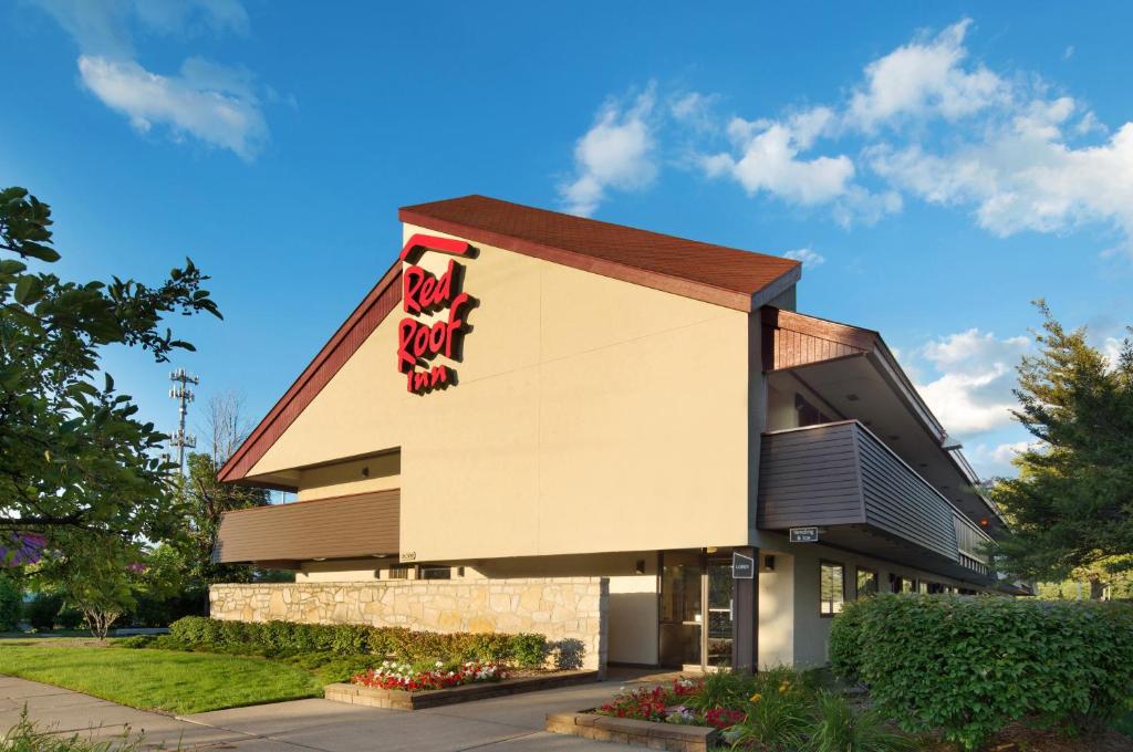 un edificio con un cartel en el costado en Red Roof Inn Detroit - Warren, en Warren