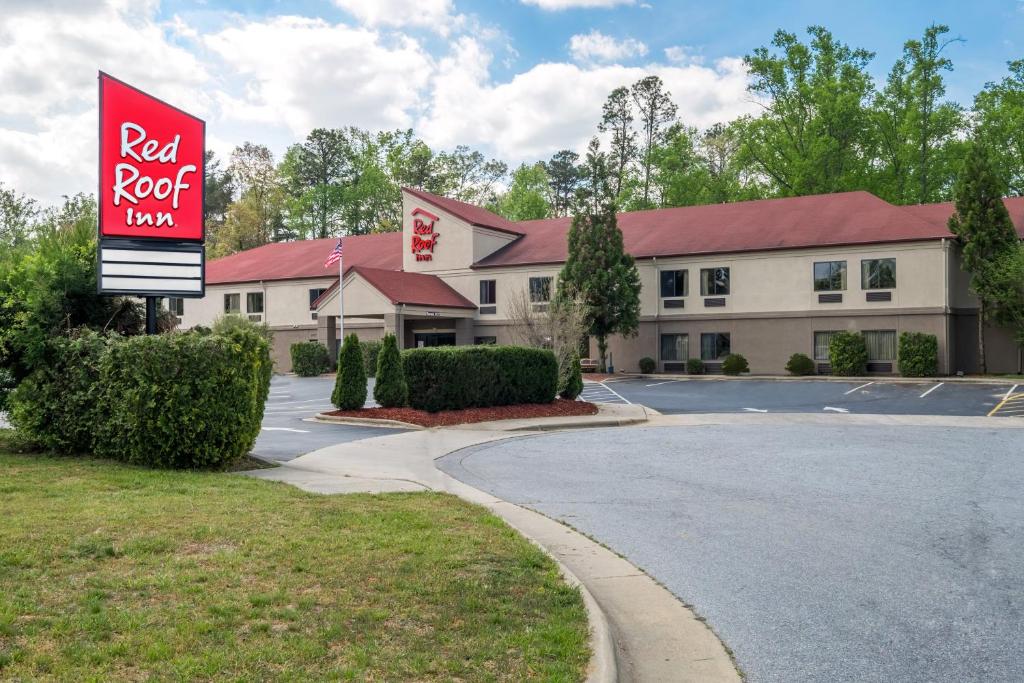 a red roof inn sign in front of a building at Red Roof Inn Hendersonville in Hendersonville