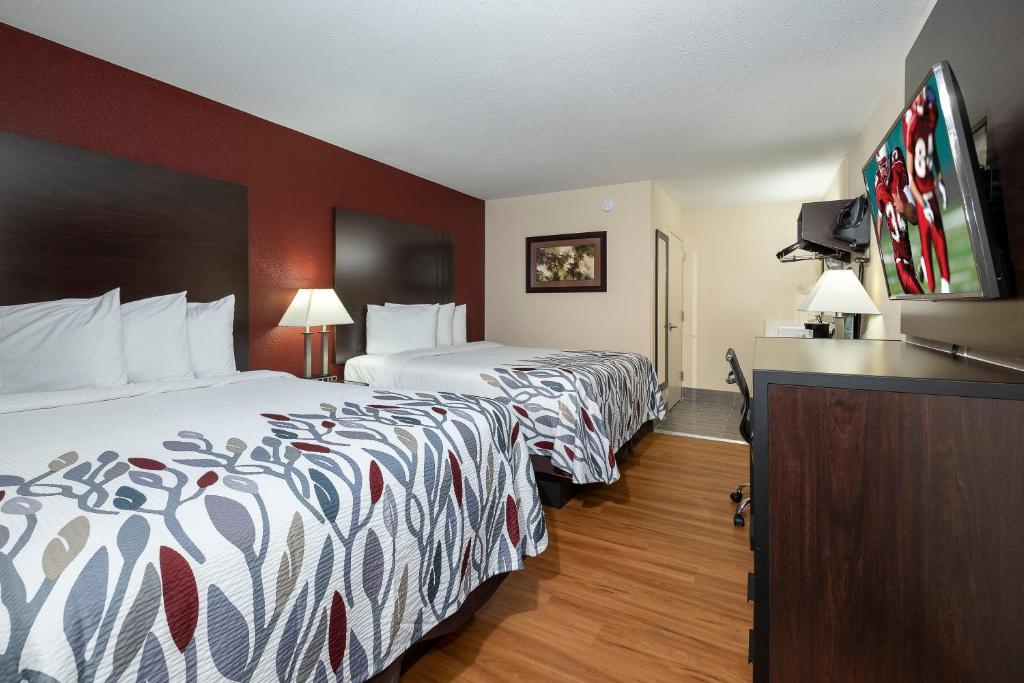 Red Roof Inn Freehold - Superior Room With Two Queen Beds Smoke Free