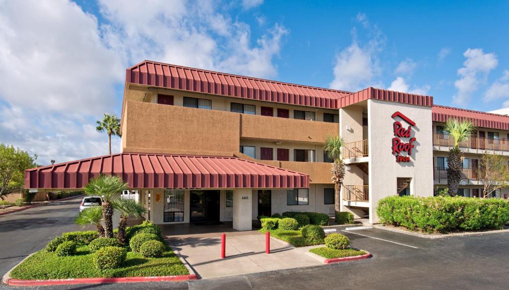 una vista frontal de un hotel con techo rojo en Red Roof Inn Corpus Christi South, en Corpus Christi