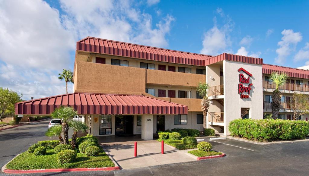 Una vista frontal de un hotel con techo rojo. en Red Roof Inn Corpus Christi South, en Corpus Christi