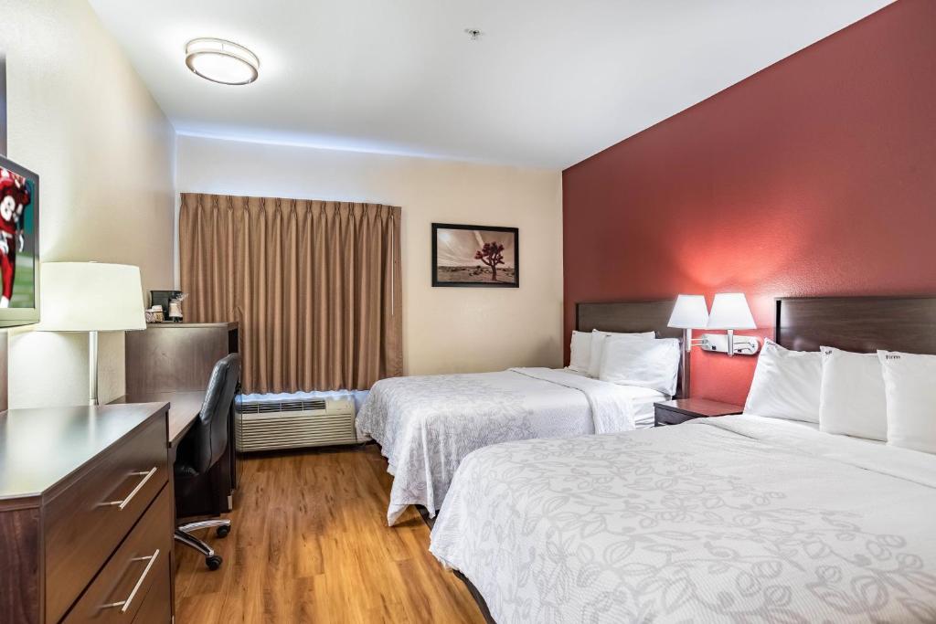 Red Roof Inn PLUS Raleigh Downtown NCSU Conv Center - Chambre Standard Avec Deux Lits Doubles Handicapés Accès à Douche Rouleau