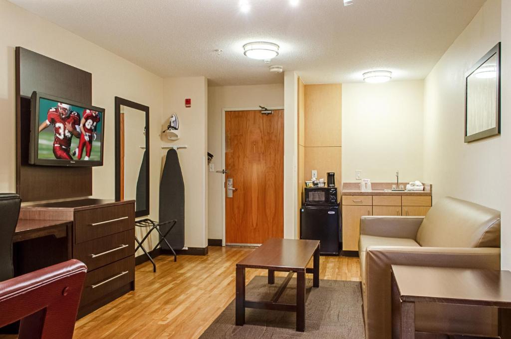 Red Roof Inn PLUS Raleigh Downtown NCSU Conv Center - Suite King Room Smoke Gratuitement