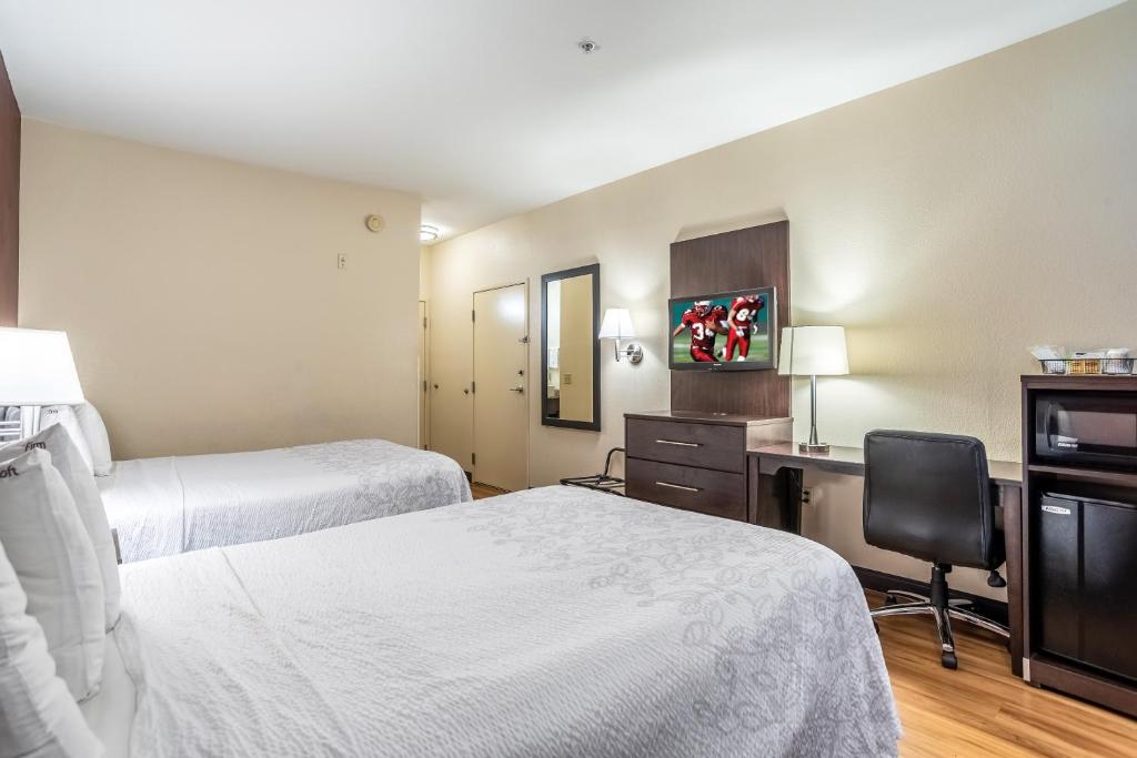 Red Roof Inn PLUS Raleigh Downtown NCSU Conv Center - Suite Avec Deux Lits Doubles Pour Animaux De Compagnie Sans Fumée Gratuite